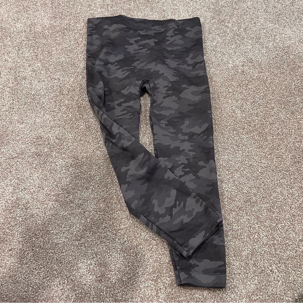 SPANX Look At Me Now Camo Seamless Leggings‎ - Picture 3 of 8